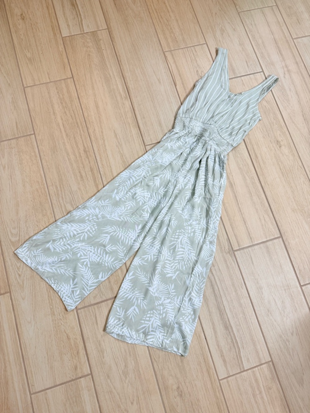 LASCANA TropicalLeaf Jumpsuit Size2 Light Green Smocked Waist WideLeg Sleeveless - Picture 6 of 6